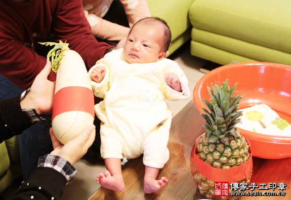 剃胎毛、滿月剃頭、嬰兒剃頭、嬰兒理髮、嬰兒剃髮、嬰兒剃胎毛、嬰兒滿月剃頭、寶寶剃頭、剃胎毛儀式、剃胎毛吉祥話、滿月剃頭儀式、滿月剃頭吉祥話、寶寶剃胎毛、寶寶滿月剃頭理髮、 新竹湖口剃胎毛、新竹湖口滿月剃頭、 新竹湖口嬰兒剃頭剃胎毛、新竹湖口嬰兒理髮、新竹湖口嬰兒剃髮、黃寶寶(新竹湖口到府嬰兒寶寶滿月剃頭理髮、免費到府嬰兒剃胎毛儀式吉祥話)。到府剃頭剃胎毛主持、專業拍照、DVD光碟、證書。★購買「臍帶章、肚臍章、胎毛筆刷印章」贈送：剃頭、收涎、抓周，三選一。2016.01.07 照片11